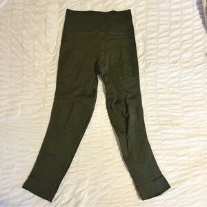 Women’s lululemon leggings size 4 stretchy high waisted cropped olive green